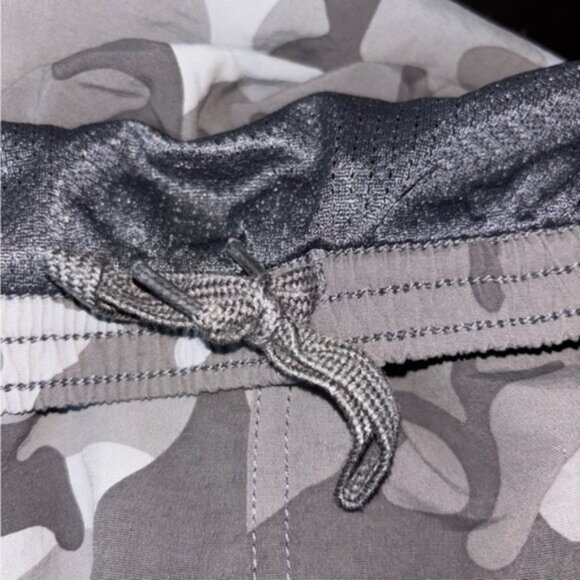 Patagonia Men’s XXL Athletic Gray White Shorts Camo Pockets Liner Drawstring - Picture 4 of 8